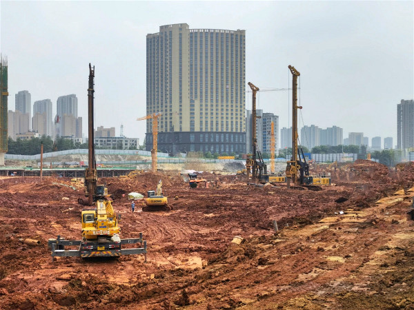 在武漢，還得看徐工旋挖鉆機打樁的效率.jpg